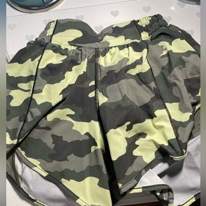 Lululemon camo hottie hots low rise 4 inch